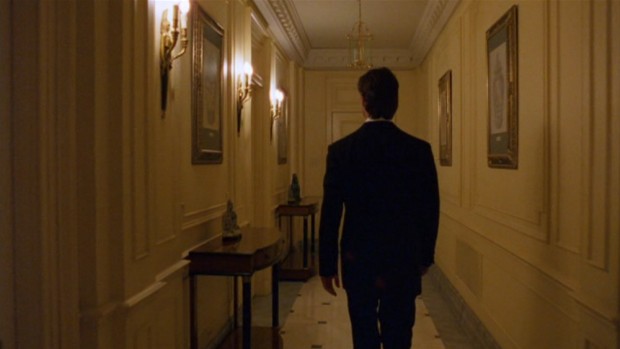 Eyes Wide Shut - Bill goes down the hall with the jade statuettes