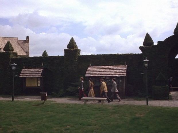 The Shining - Stuart, Wendy, Jack and Bill pass the outdoor maze