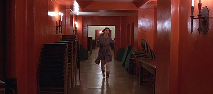The Shining – A Comparison of the Green Hall Behind the Office and the Red Hall